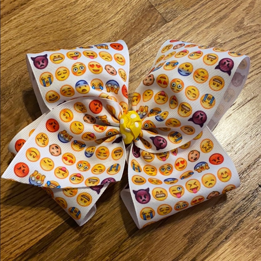 Big Emoji Bow